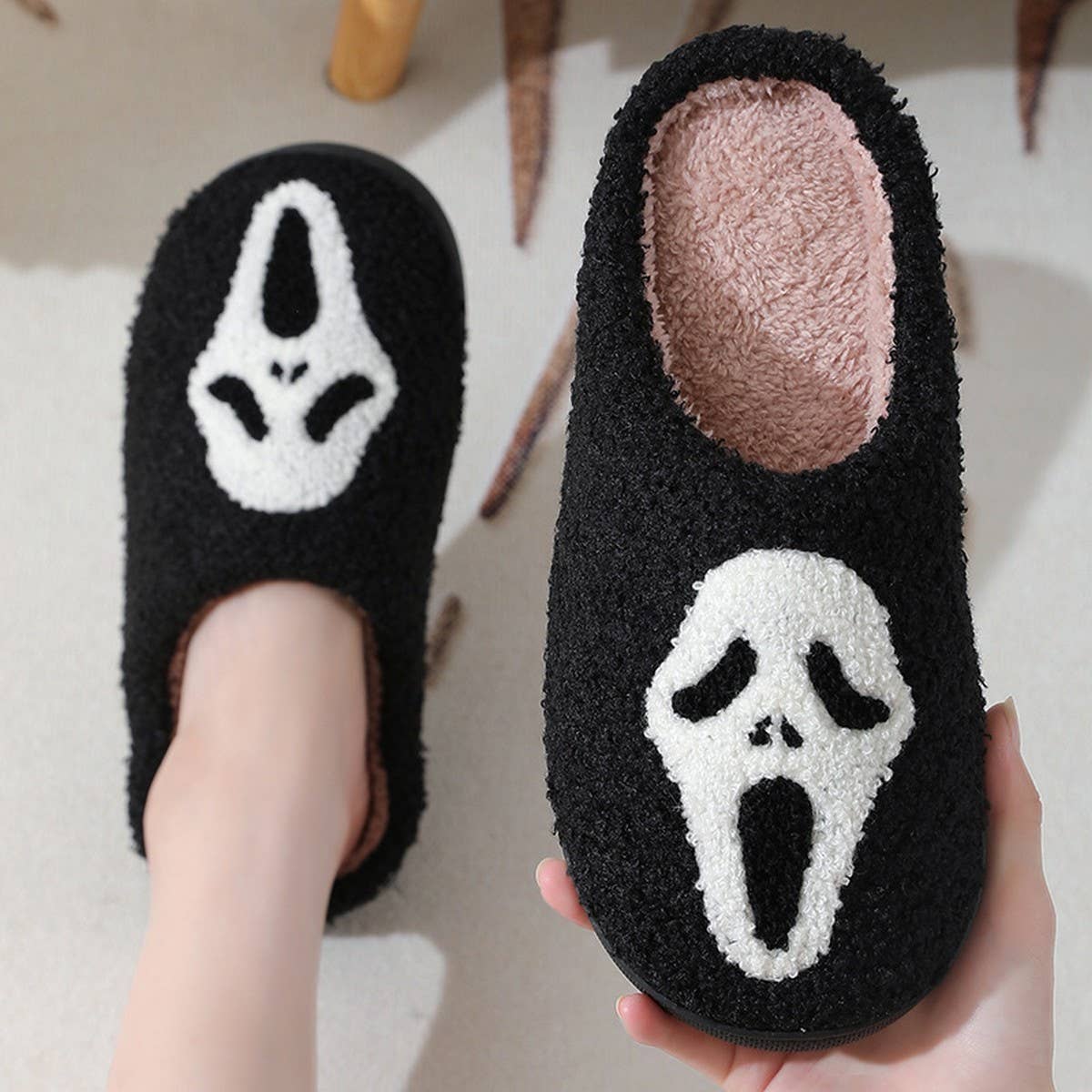 SOFT PLUSH COMFY HALLOWEEN SCREAM SLIPPERS