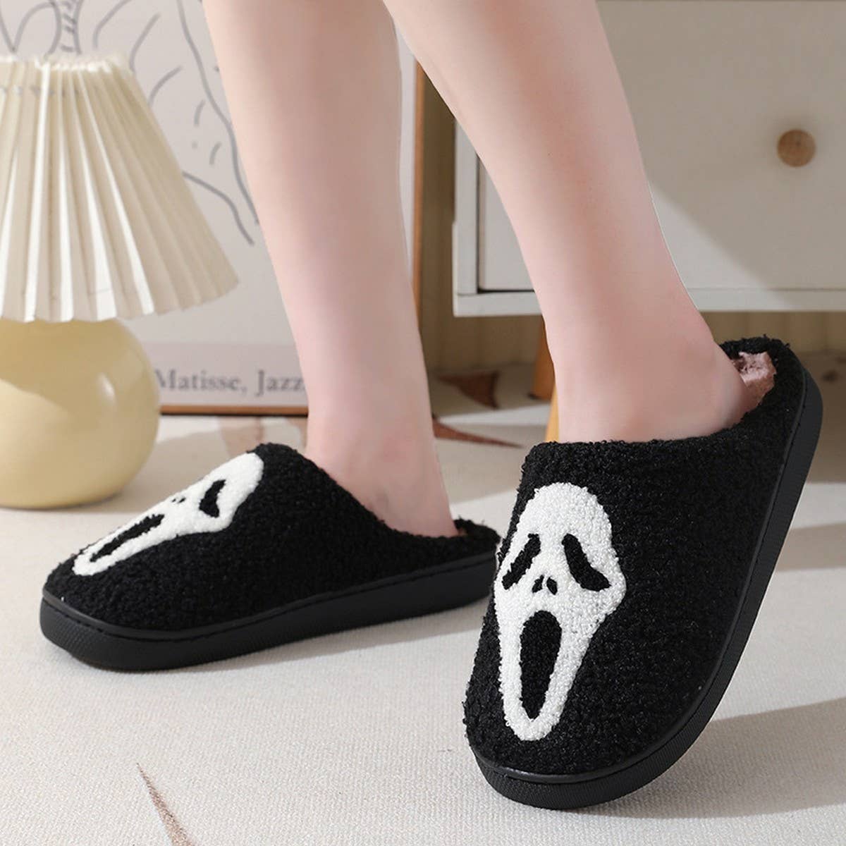 SOFT PLUSH COMFY HALLOWEEN SCREAM SLIPPERS